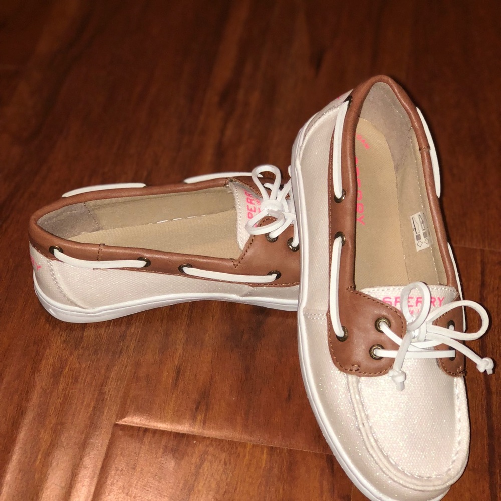 Size 2.5 white sparkle Sperry